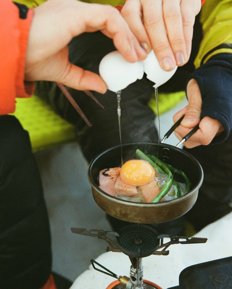 ホットサンドに自家製ジャム<br />
雪のテーブルで賑やかな朝食